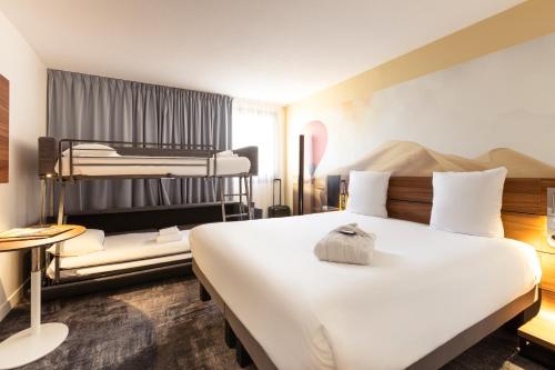 a hotel room with a bed and a desk at Novotel Bordeaux Centre Gare Saint Jean in Bordeaux