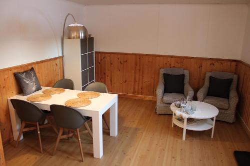 Brograngen的住宿－Swedish Adventure，用餐室配有2张桌子和椅子以及桌椅