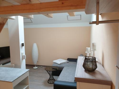 ein Wohnzimmer mit einem Sofa und einem Tisch in der Unterkunft Störmthal Ferienwohnung 2 Sonnenweg in Großpösna