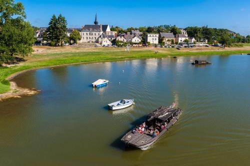 dois barcos em um grande corpo de água em Domaine des 3 Villages em Bouchemaine