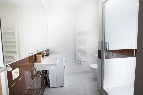bagno con lavandino e servizi igienici di PANORAMAview/31thFloor!/LUXURY/Wifi/Parking a Nivy