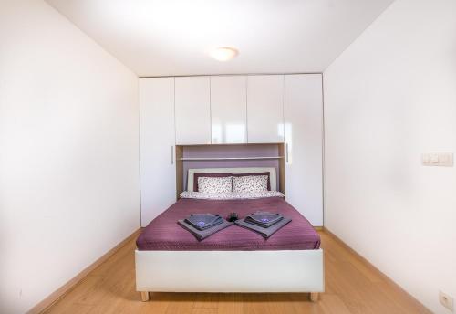 um quarto com uma cama com um cobertor roxo em PANORAMAview/31thFloor!/LUXURY/Wifi/Parking em Nivy