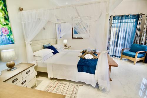 Tempat tidur dalam kamar di La Petite Maison and Sea Splash