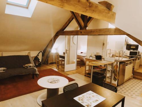 un salon avec un canapé et une table dans l'établissement Les Bains Douches, à Périgueux