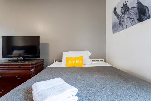 Televisyen dan/atau pusat hiburan di Best Room To Visit NYC-Subway Access