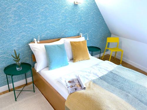 a bedroom with a bed with a blue wall at Apartament 3Fale - Bulwar Portowy, 3 min do plaży i promenady in Ustka
