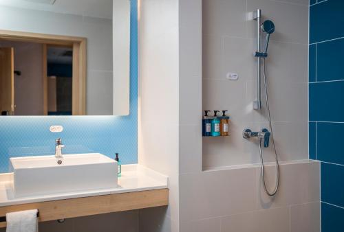 a bathroom with a sink and a shower at Holiday Inn Express Nanchang Riverside by IHG in Nanchang
