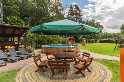 Κήπος έξω από το Apartamenty Gajówka- rowery, plac zabaw, sauna, jacuzzi