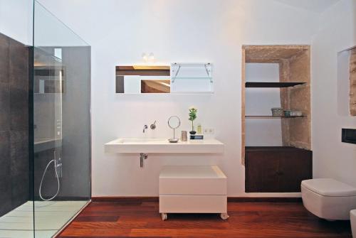 アルクーディアにあるVilla Murallasの洗面台、トイレ、鏡のあるバスルーム