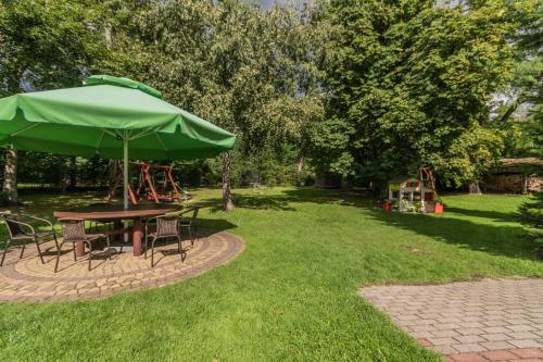 Κήπος έξω από το Apartamenty Gajówka- rowery, plac zabaw, sauna, jacuzzi