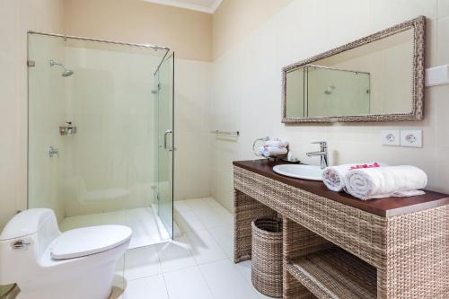 A bathroom at Kura Kura Resort Gili Meno