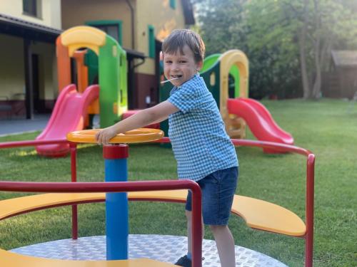 Ο χώρος παιχνιδιού για παιδιά στο Apartamenty Gajówka- rowery, plac zabaw, sauna, jacuzzi
