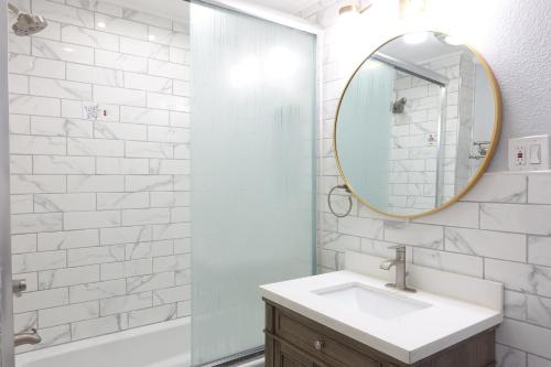 a bathroom with a sink and a mirror at Best XL Home To Visit NYC+Hot Tub+Newark Airport+Free Parking in Hillside