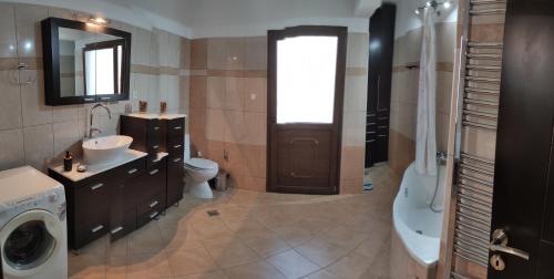 Vonios kambarys apgyvendinimo įstaigoje Moschoula Villa - Sea View Grand Apartment