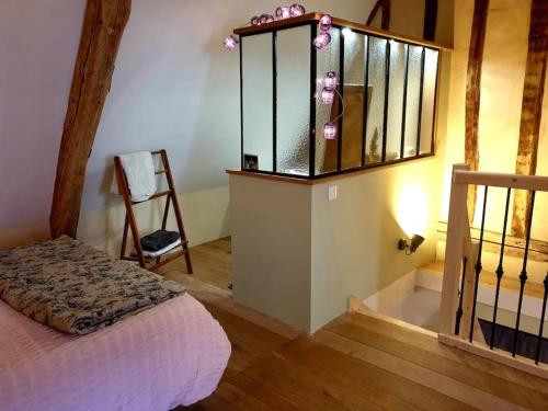 um quarto com uma gaiola com uma cama em La Dragonne, petite maison au centre de Bellême, jardin, cuisine équipée, vue forêt em Bellême