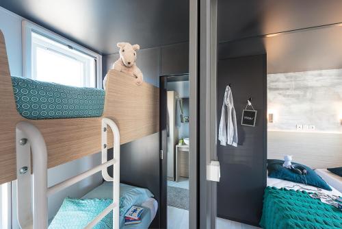 亞貝克的住宿－Vakantiehuis te Jabbeke - Oostende - Brugge，一间小卧室,配有双层床,上面有泰迪熊