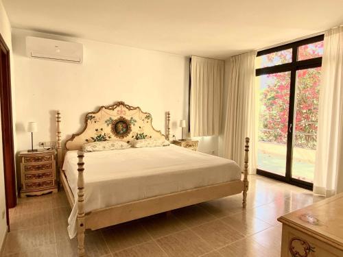 Tempat tidur dalam kamar di Gran Casa Económica con Piscina Privada en Begur Ideal familias