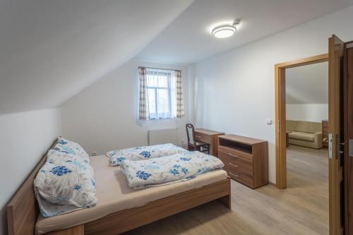 sypialnia z łóżkiem, biurkiem i lustrem w obiekcie Penzion Nivy Alice a Petra Jandových w mieście Valentové