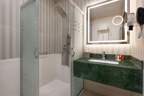 Koupelna v ubytování Ramada Encore by Wyndham Istanbul Avcilar