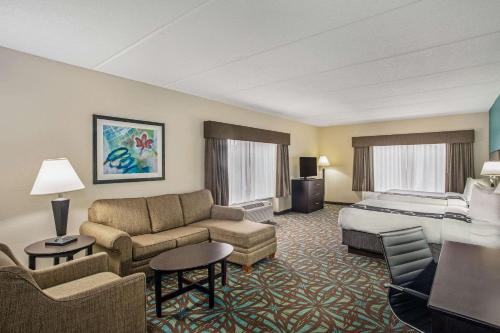 אזור ישיבה ב-Comfort Inn & Suites Sarasota I75