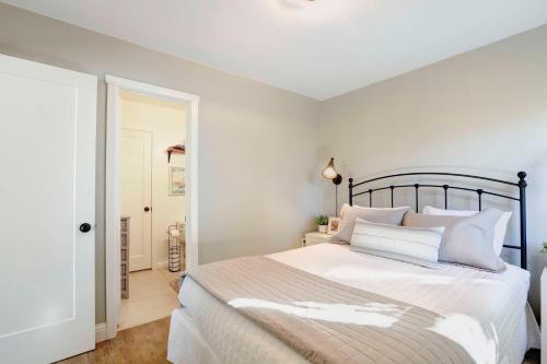 1 dormitorio blanco con 1 cama grande con almohadas blancas en Lucky One 196 San Miguel, en Avila Beach