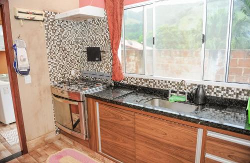 Kuchyň nebo kuchyňský kout v ubytování Chácara dos Teixeira