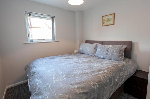 Giường trong phòng chung tại Spacious House in Sheffield - Great Location!