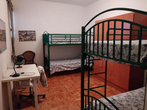 コルドバにあるPiso centro de Cordobaの二段ベッド2台、デスクが備わる客室です。