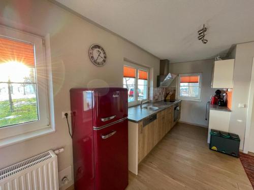uma cozinha com um frigorífico vermelho num quarto em Ferienwohnung Auszeit em Amtzell