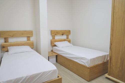 a room with two beds and a mirror at נווה חרמון in Majdal Shams