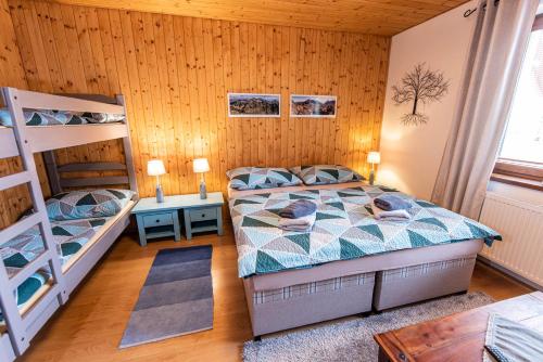 En eller flere senge i et værelse på Ubytovanie Pri zvonici