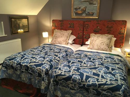 Un pat sau paturi într-o cameră la Charming 3-Bed House in Abergele Wales UK