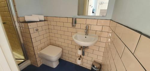 ブライトン＆ホーブにあるINNit Joyのトイレと洗面台のあるバスルーム