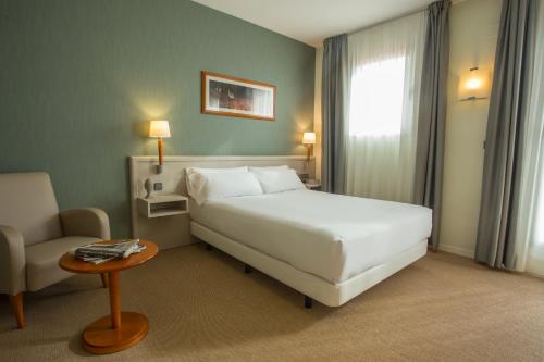 A bed or beds in a room at Hotel Valencia Alaquas