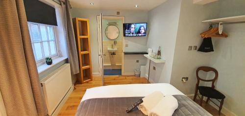 een kleine kamer met een bed en een spiegel bij INNit Joy in Brighton & Hove
