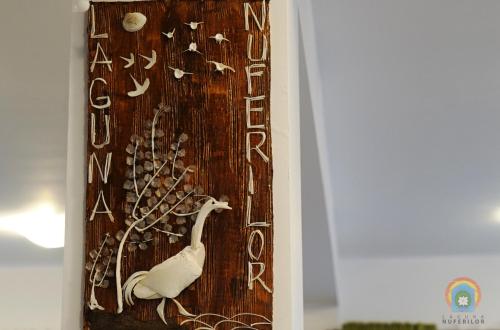 una foto di un uccello bianco su una tavola di legno di Laguna Nuferilor Habitat a Somova