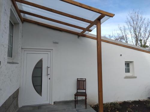 awning over the door of a white building at Studio Edeltraud zentral in Wernigerode