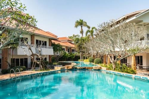 Piscina de la sau aproape de Thara Cholapruek Resort