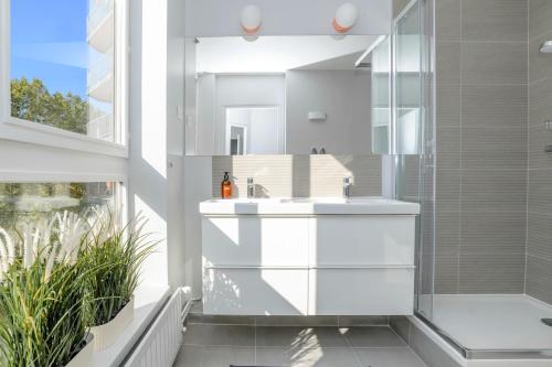 Ένα μπάνιο στο The Luxe Lake - Duke Housing