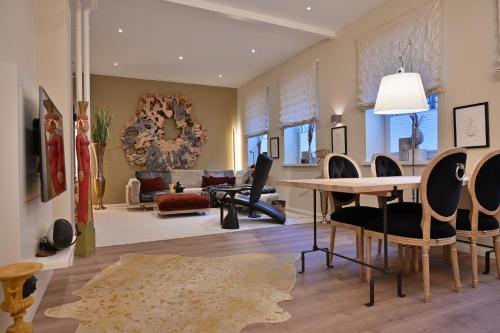 ein Wohnzimmer mit einem Tisch und Stühlen in der Unterkunft Ferienwohnung PRACHTSTÜCK in Flensburg