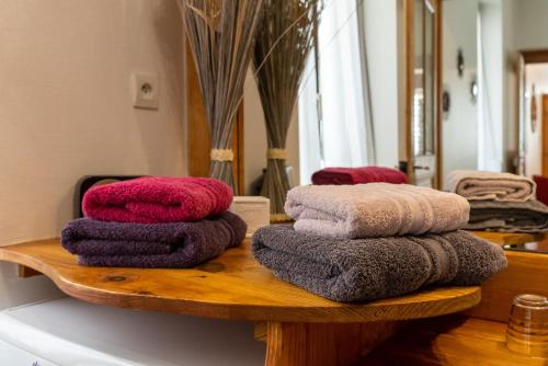 une pile de serviettes assises sur une étagère en bois dans l'établissement Gîtes Schwendi - Quartier Petite Venise, à Colmar