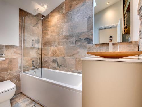 Gallery image of Aysgarth Nook by Maison Parfaite - Luxury Holiday Home with Hot Tub in Aysgarth