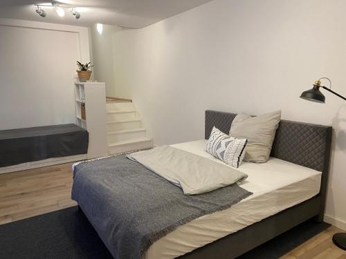 ein Schlafzimmer mit einem Bett und einer Treppe darin in der Unterkunft Ferienwohnung Brötzingen - EG in Pforzheim