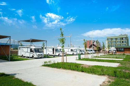 Το κτήριο όπου στεγάζεται  το κάμπινγκ