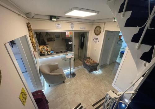 - Vistas a la sala de estar con mesa en Meydan Pansiyon Uskudar, en Estambul