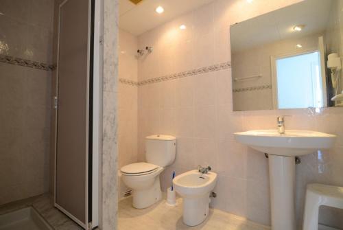 A bathroom at Treputxell 1-2