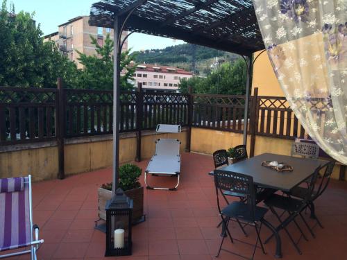 a patio with a table and chairs on a balcony at La Terrazza in Spoleto