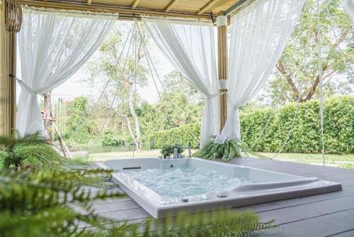 The Tree Riverside Resort Kaeng Krachanにある庭