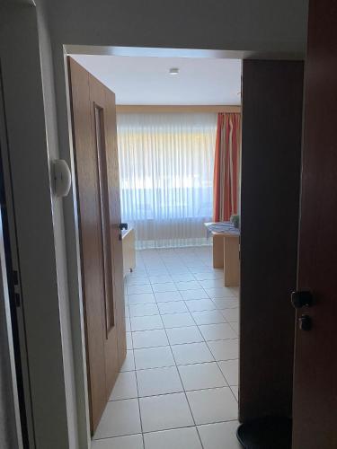 um corredor com uma porta para um quarto com uma casa de banho em Appartement Am Sonnenhang Erdgeschoss em Bad Rothenfelde