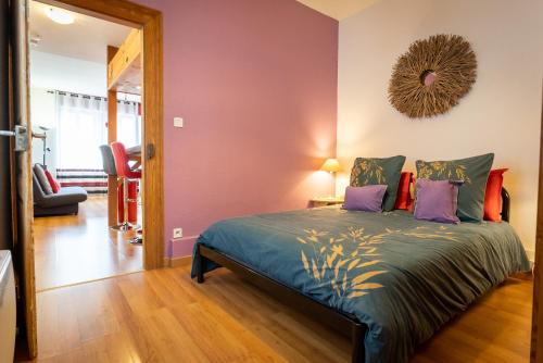 une chambre avec un lit et un miroir dans l'établissement Gîtes Schwendi - Quartier Petite Venise, à Colmar